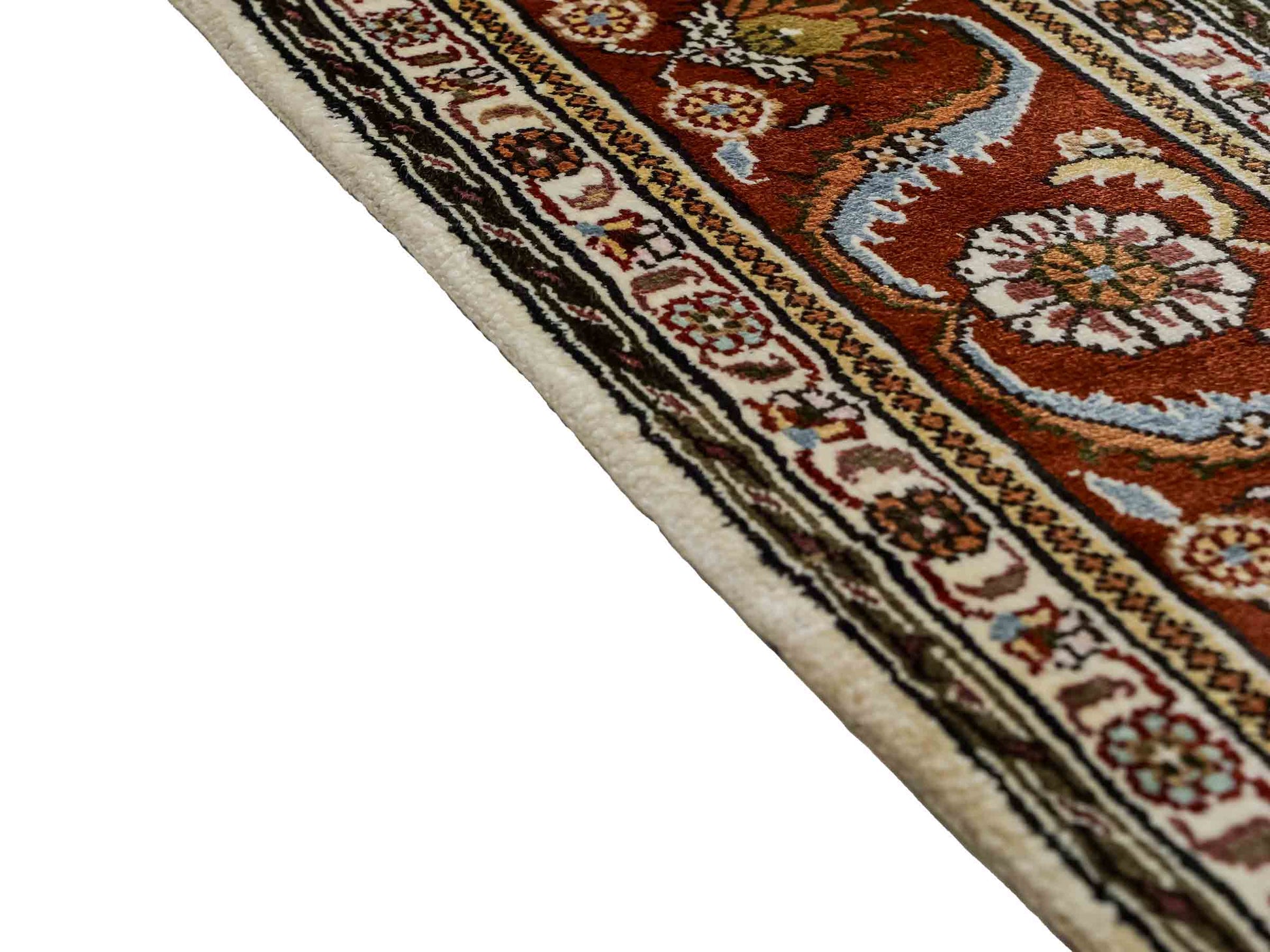 Feiner, handgeknüpfter Art Ghom aus Kunstseide. Ursprung China. Größe: 184 x 125 cm. Hauptfarben: Weiß, Creme, Rot. Vertrieb durch JUPITER Intl.
