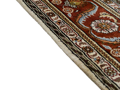 Feiner, handgeknüpfter Art Ghom aus Kunstseide. Ursprung China. Größe: 184 x 125 cm. Hauptfarben: Weiß, Creme, Rot. Vertrieb durch JUPITER Intl.