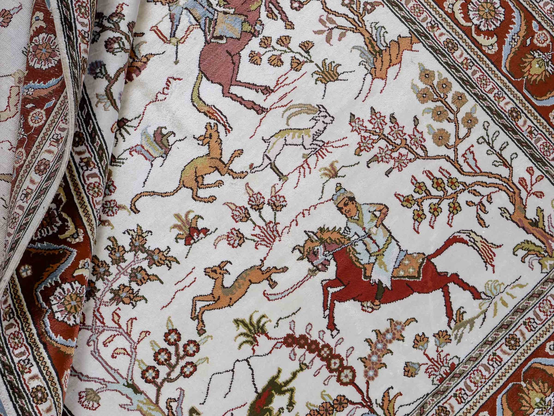 Feiner, handgeknüpfter Art Ghom aus Kunstseide. Ursprung China. Größe: 184 x 125 cm. Hauptfarben: Weiß, Creme, Rot. Vertrieb durch JUPITER Intl.