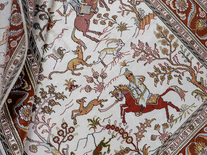 Feiner, handgeknüpfter Art Ghom aus Kunstseide. Ursprung China. Größe: 184 x 125 cm. Hauptfarben: Weiß, Creme, Rot. Vertrieb durch JUPITER Intl.