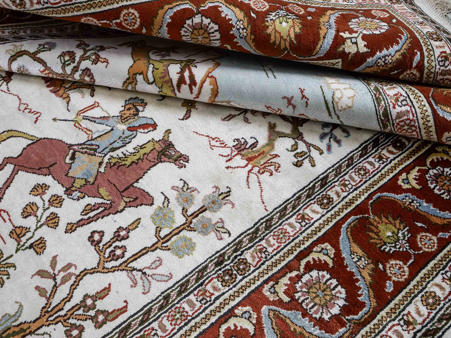 Feiner, handgeknüpfter Art Ghom aus Kunstseide. Ursprung China. Größe: 184 x 125 cm. Hauptfarben: Weiß, Creme, Rot. Vertrieb durch JUPITER Intl.