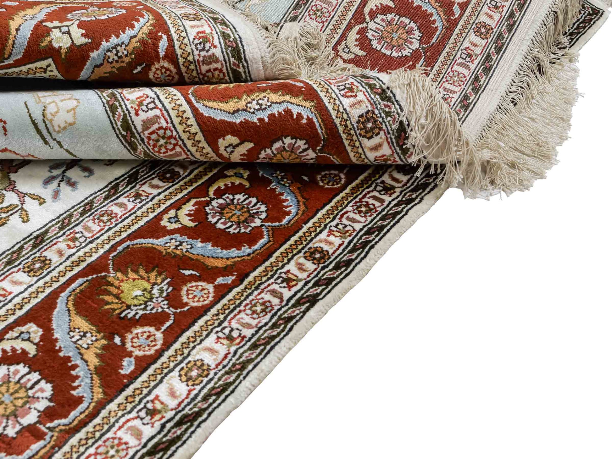 Feiner, handgeknüpfter Art Ghom aus Kunstseide. Ursprung China. Größe: 184 x 125 cm. Hauptfarben: Weiß, Creme, Rot. Vertrieb durch JUPITER Intl.
