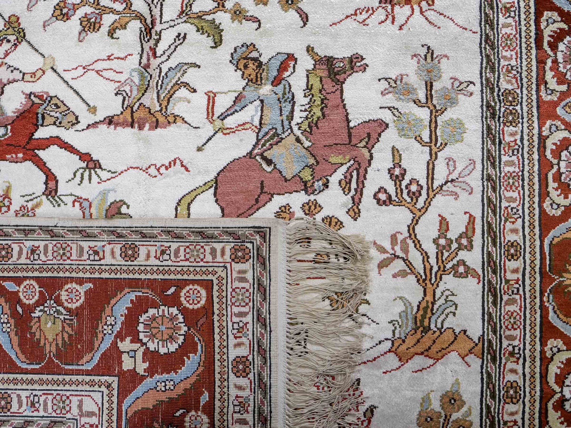 Feiner, handgeknüpfter Art Ghom aus Kunstseide. Ursprung China. Größe: 184 x 125 cm. Hauptfarben: Weiß, Creme, Rot. Vertrieb durch JUPITER Intl.