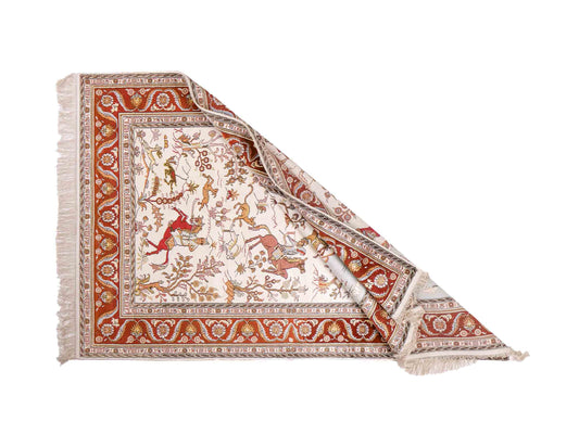 Feiner, handgeknüpfter Art Ghom aus Kunstseide. Ursprung China. Größe: 184 x 125 cm. Hauptfarben: Weiß, Creme, Rot. Vertrieb durch JUPITER Intl.