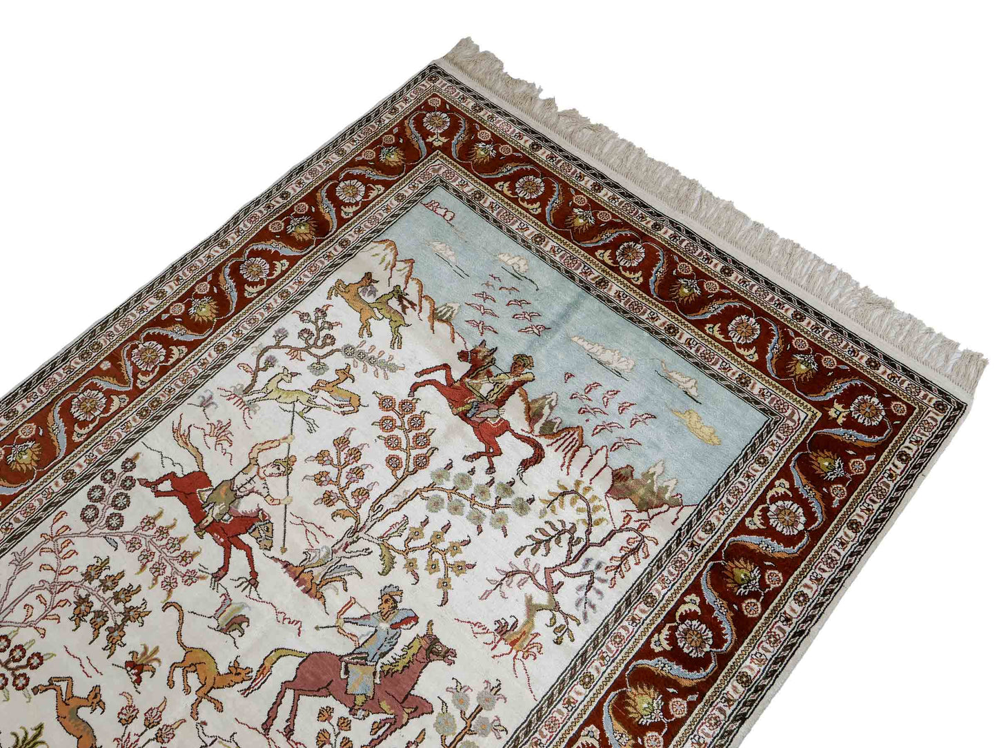 Feiner, handgeknüpfter Art Ghom aus Kunstseide. Ursprung China. Größe: 184 x 125 cm. Hauptfarben: Weiß, Creme, Rot. Vertrieb durch JUPITER Intl.