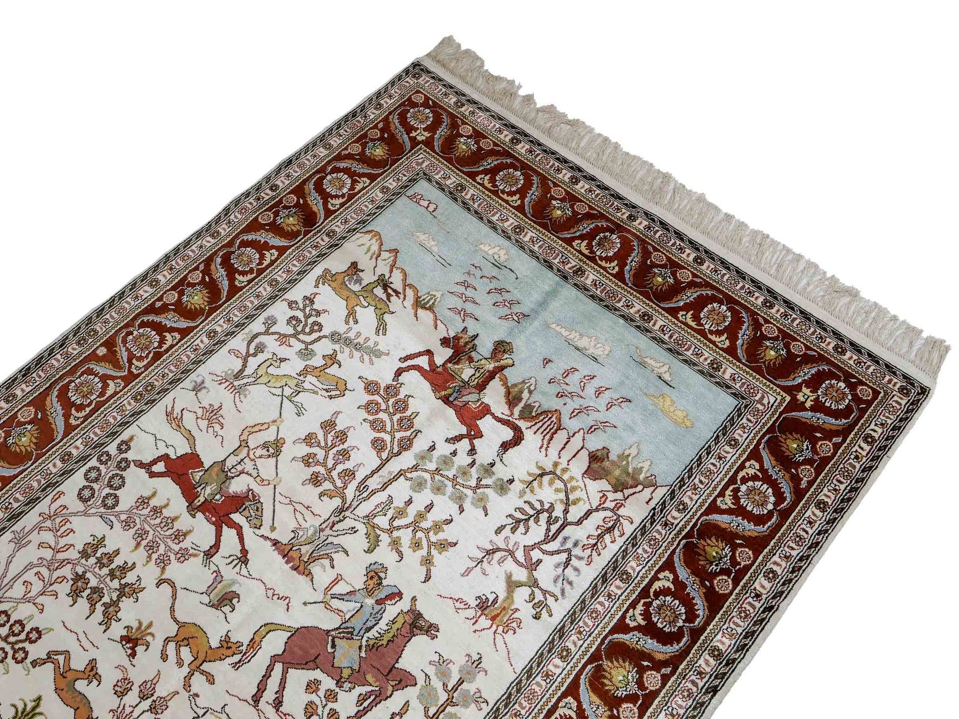 Feiner, handgeknüpfter Art Ghom aus Kunstseide. Ursprung China. Größe: 184 x 125 cm. Hauptfarben: Weiß, Creme, Rot. Vertrieb durch JUPITER Intl.