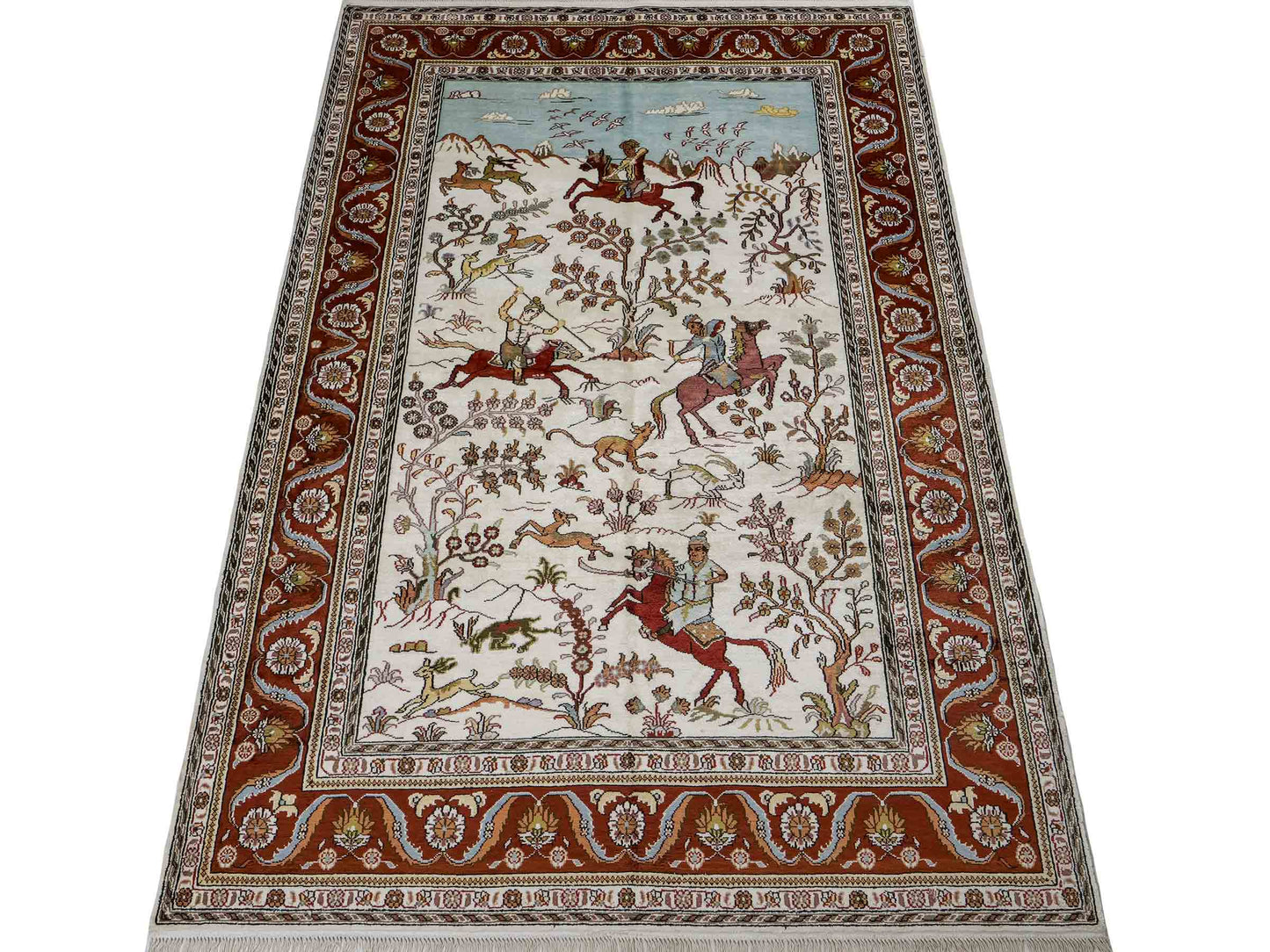 Feiner, handgeknüpfter Art Ghom aus Kunstseide. Ursprung China. Größe: 184 x 125 cm. Hauptfarben: Weiß, Creme, Rot. Vertrieb durch JUPITER Intl.