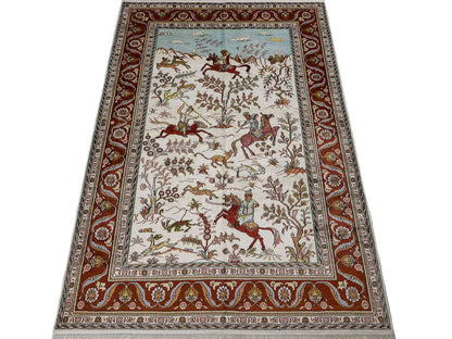 Feiner, handgeknüpfter Art Ghom aus Kunstseide. Ursprung China. Größe: 184 x 125 cm. Hauptfarben: Weiß, Creme, Rot. Vertrieb durch JUPITER Intl.
