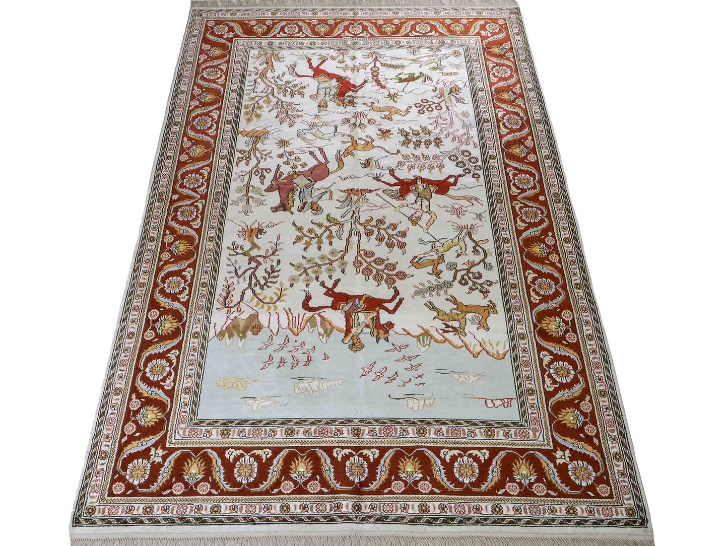 Feiner, handgeknüpfter Art Ghom aus Kunstseide. Ursprung China. Größe: 184 x 125 cm. Hauptfarben: Weiß, Creme, Rot. Vertrieb durch JUPITER Intl.