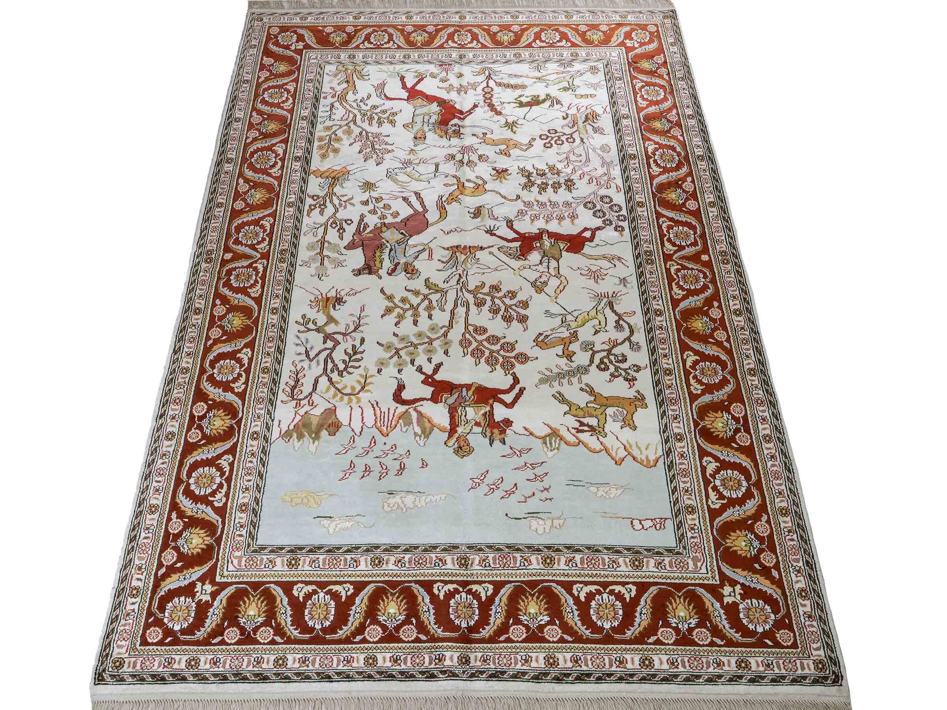 Feiner, handgeknüpfter Art Ghom aus Kunstseide. Ursprung China. Größe: 184 x 125 cm. Hauptfarben: Weiß, Creme, Rot. Vertrieb durch JUPITER Intl.