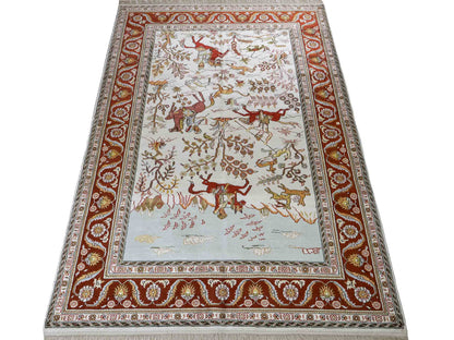 Feiner, handgeknüpfter Art Ghom aus Kunstseide. Ursprung China. Größe: 184 x 125 cm. Hauptfarben: Weiß, Creme, Rot. Vertrieb durch JUPITER Intl.