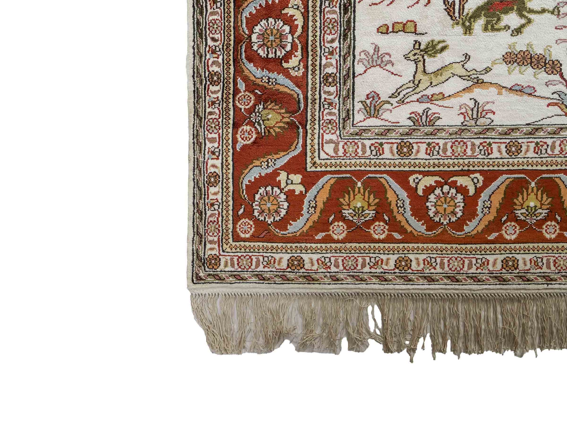 Feiner, handgeknüpfter Art Ghom aus Kunstseide. Ursprung China. Größe: 184 x 125 cm. Hauptfarben: Weiß, Creme, Rot. Vertrieb durch JUPITER Intl.