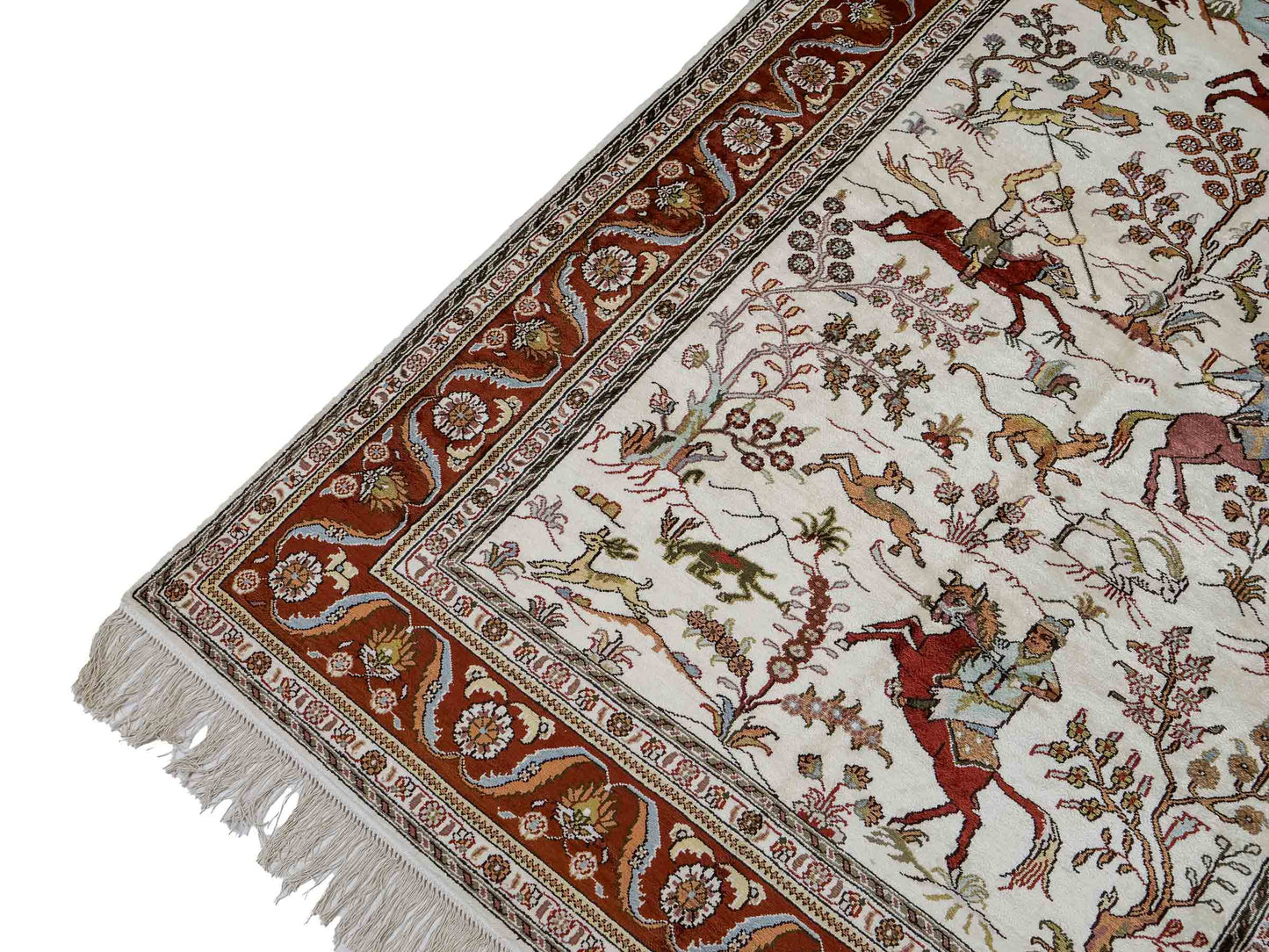 Feiner, handgeknüpfter Art Ghom aus Kunstseide. Ursprung China. Größe: 184 x 125 cm. Hauptfarben: Weiß, Creme, Rot. Vertrieb durch JUPITER Intl.