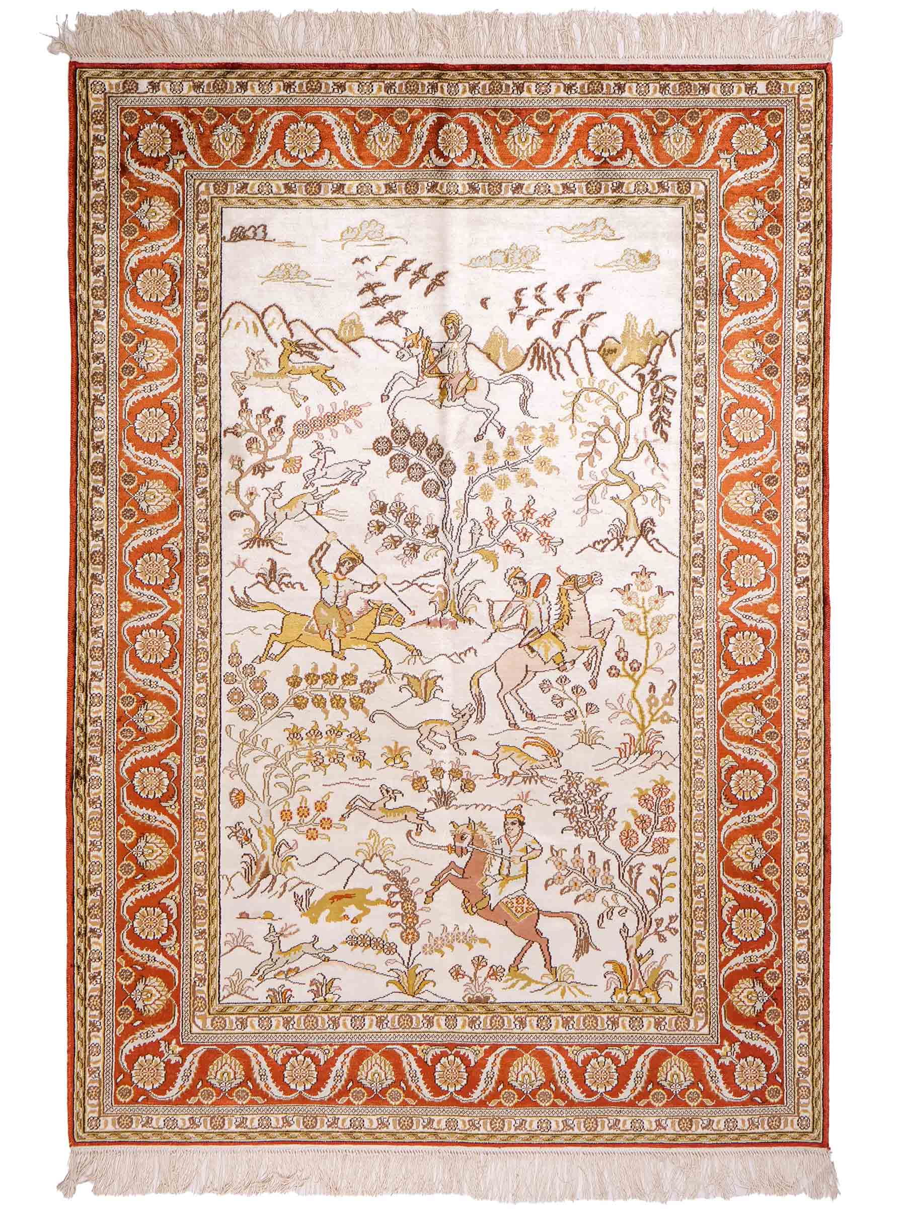 Feiner, handgeknüpfter Art Ghom aus Kunstseide. Ursprung China. Größe: 184 x 125 cm. Hauptfarben: Weiß, Creme, Rot. Vertrieb durch JUPITER Intl.