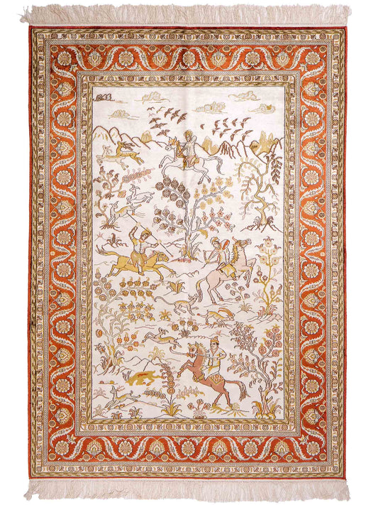 Feiner, handgeknüpfter Art Ghom aus Kunstseide. Ursprung China. Größe: 184 x 125 cm. Hauptfarben: Weiß, Creme, Rot. Vertrieb durch JUPITER Intl.