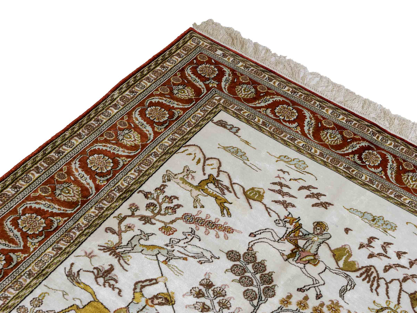 Feiner, handgeknüpfter Art Ghom aus Kunstseide. Ursprung China. Größe: 184 x 125 cm. Hauptfarben: Weiß, Creme, Rot. Vertrieb durch JUPITER Intl.