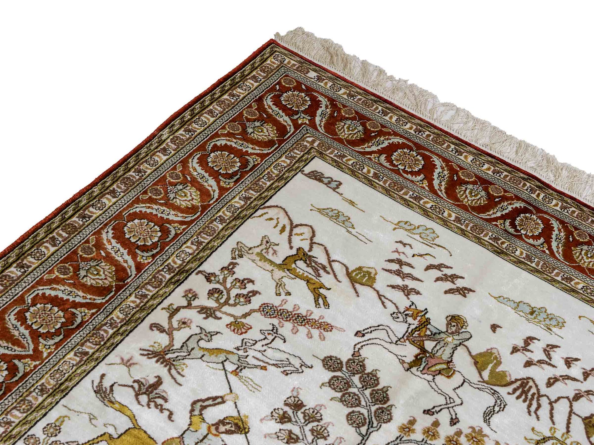 Feiner, handgeknüpfter Art Ghom aus Kunstseide. Ursprung China. Größe: 184 x 125 cm. Hauptfarben: Weiß, Creme, Rot. Vertrieb durch JUPITER Intl.