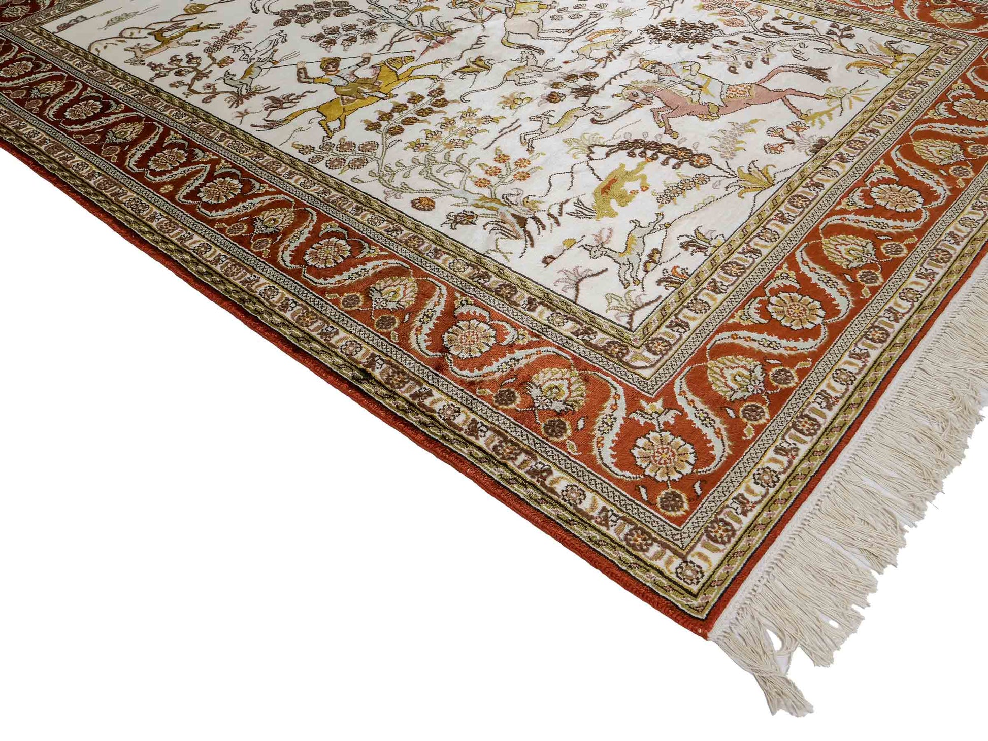 Feiner, handgeknüpfter Art Ghom aus Kunstseide. Ursprung China. Größe: 184 x 125 cm. Hauptfarben: Weiß, Creme, Rot. Vertrieb durch JUPITER Intl.