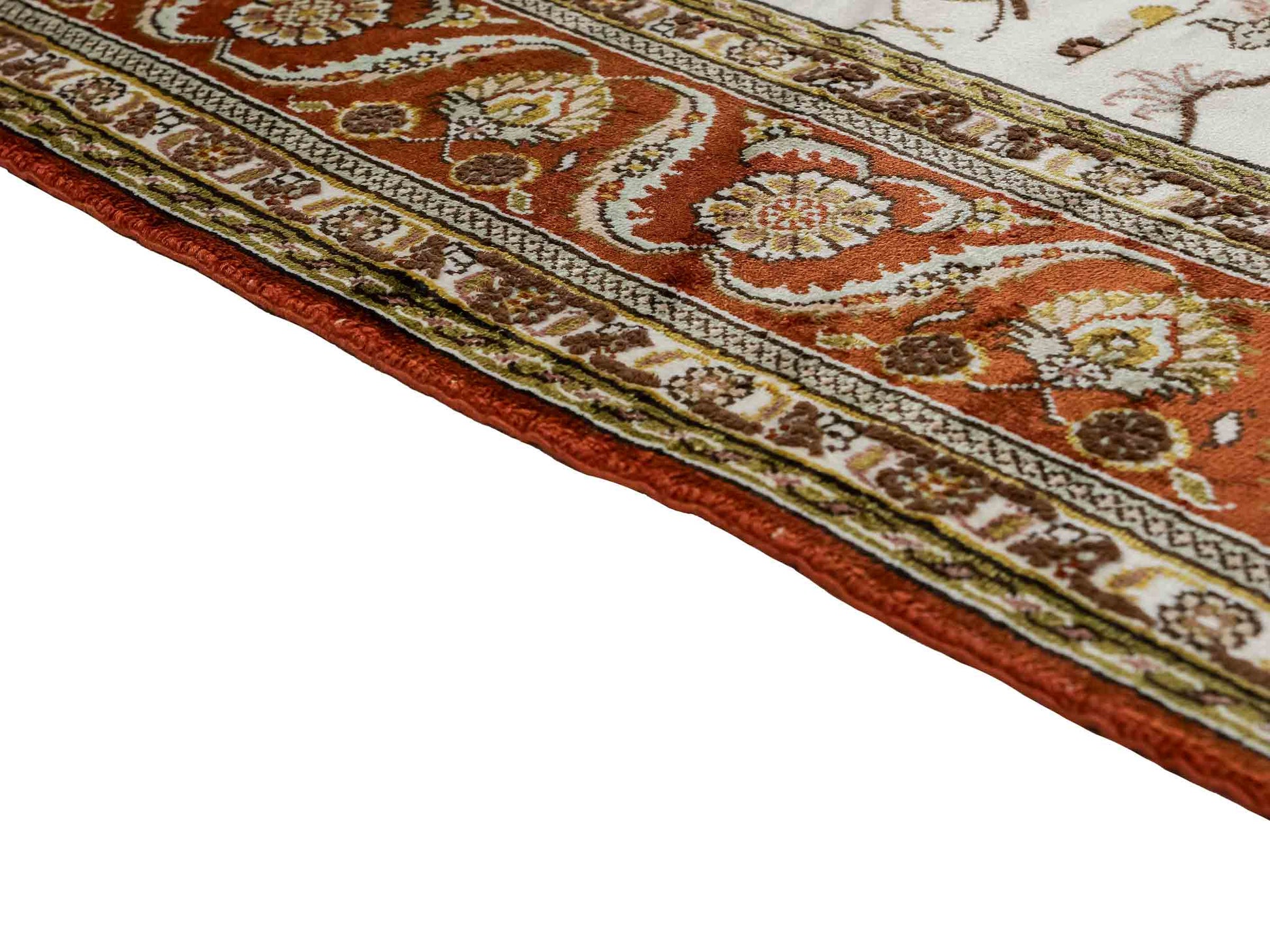 Feiner, handgeknüpfter Art Ghom aus Kunstseide. Ursprung China. Größe: 184 x 125 cm. Hauptfarben: Weiß, Creme, Rot. Vertrieb durch JUPITER Intl.