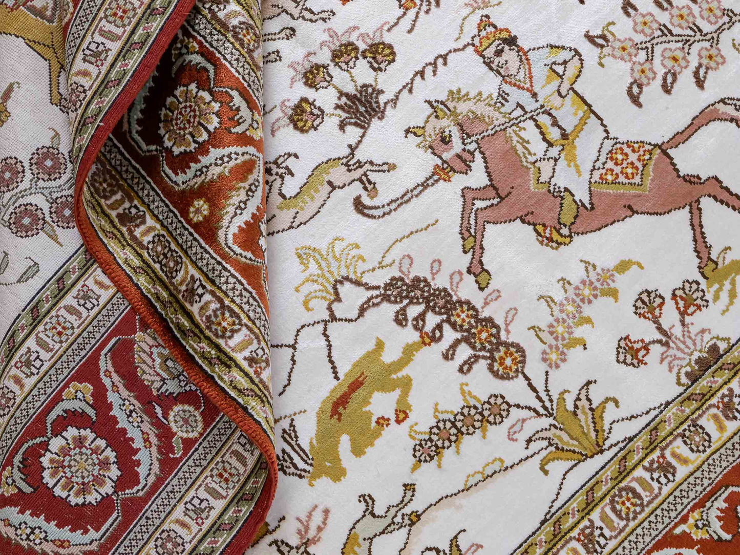 Feiner, handgeknüpfter Art Ghom aus Kunstseide. Ursprung China. Größe: 184 x 125 cm. Hauptfarben: Weiß, Creme, Rot. Vertrieb durch JUPITER Intl.