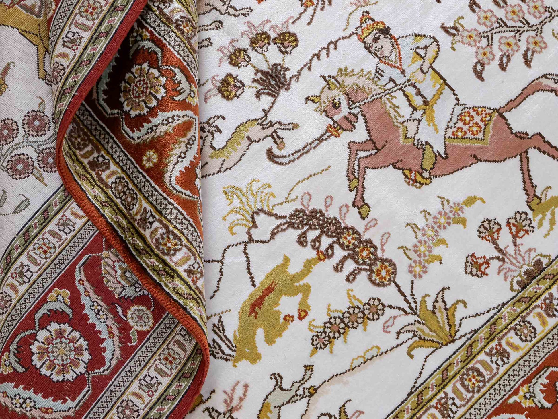 Feiner, handgeknüpfter Art Ghom aus Kunstseide. Ursprung China. Größe: 184 x 125 cm. Hauptfarben: Weiß, Creme, Rot. Vertrieb durch JUPITER Intl.