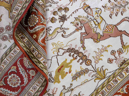 Feiner, handgeknüpfter Art Ghom aus Kunstseide. Ursprung China. Größe: 184 x 125 cm. Hauptfarben: Weiß, Creme, Rot. Vertrieb durch JUPITER Intl.