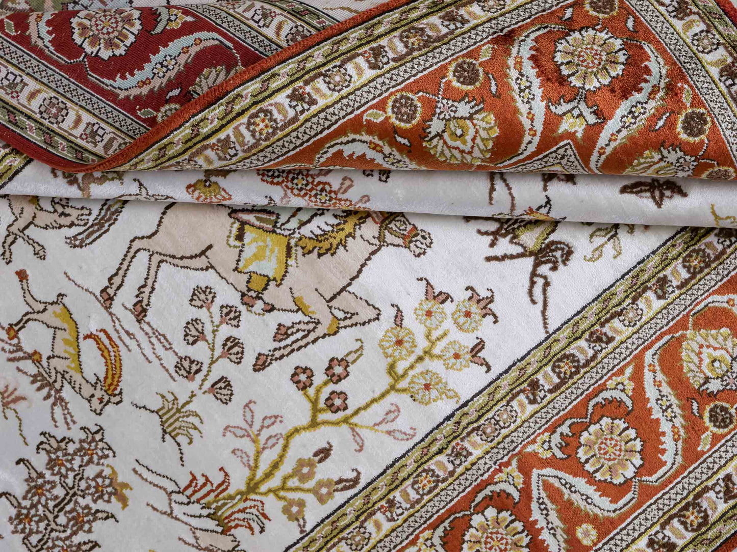 Feiner, handgeknüpfter Art Ghom aus Kunstseide. Ursprung China. Größe: 184 x 125 cm. Hauptfarben: Weiß, Creme, Rot. Vertrieb durch JUPITER Intl.