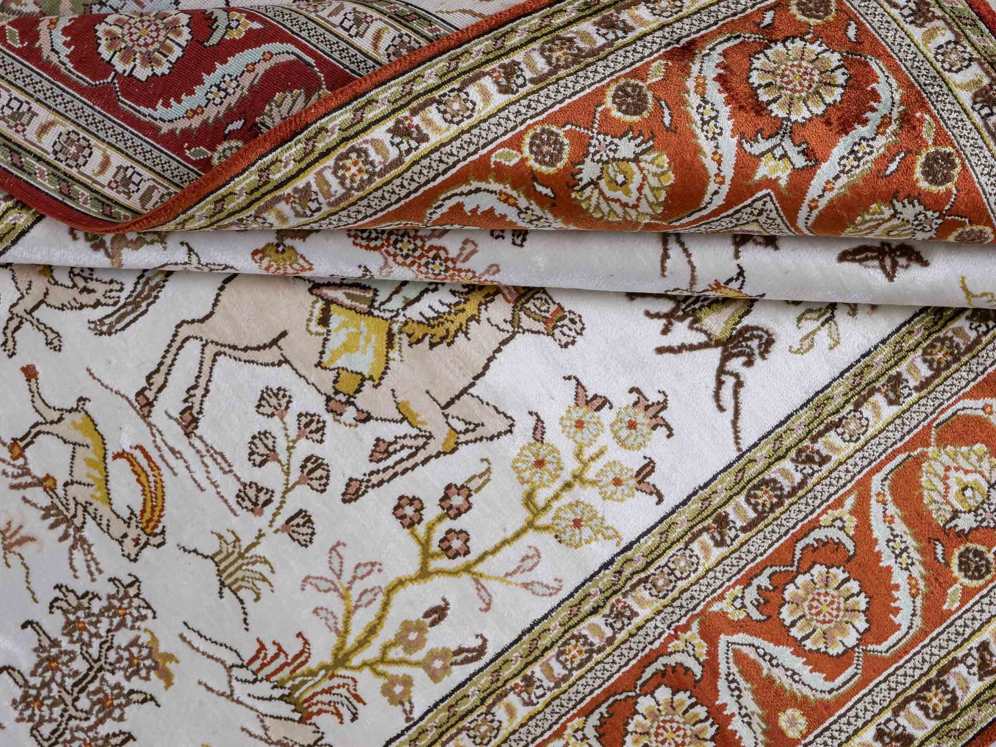 Feiner, handgeknüpfter Art Ghom aus Kunstseide. Ursprung China. Größe: 184 x 125 cm. Hauptfarben: Weiß, Creme, Rot. Vertrieb durch JUPITER Intl.