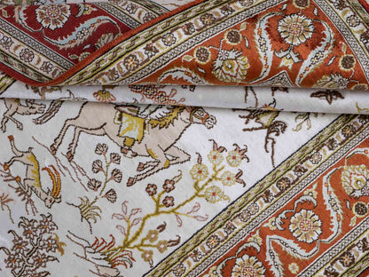 Feiner, handgeknüpfter Art Ghom aus Kunstseide. Ursprung China. Größe: 184 x 125 cm. Hauptfarben: Weiß, Creme, Rot. Vertrieb durch JUPITER Intl.