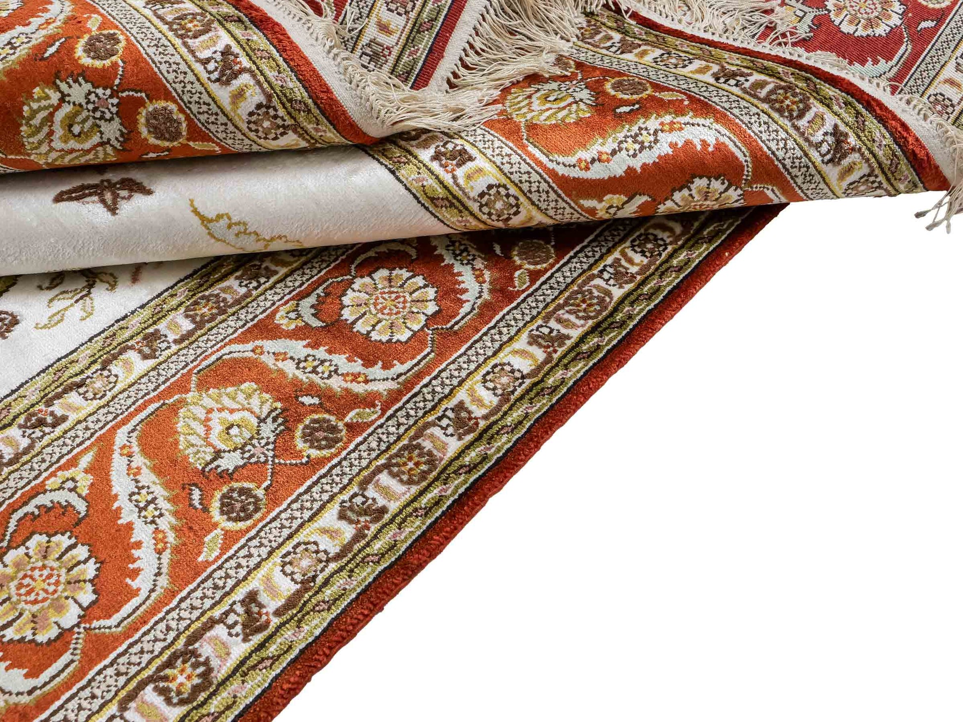 Feiner, handgeknüpfter Art Ghom aus Kunstseide. Ursprung China. Größe: 184 x 125 cm. Hauptfarben: Weiß, Creme, Rot. Vertrieb durch JUPITER Intl.