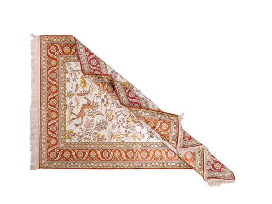 Feiner, handgeknüpfter Art Ghom aus Kunstseide. Ursprung China. Größe: 184 x 125 cm. Hauptfarben: Weiß, Creme, Rot. Vertrieb durch JUPITER Intl.