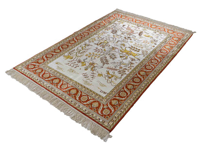 Feiner, handgeknüpfter Art Ghom aus Kunstseide. Ursprung China. Größe: 184 x 125 cm. Hauptfarben: Weiß, Creme, Rot. Vertrieb durch JUPITER Intl.
