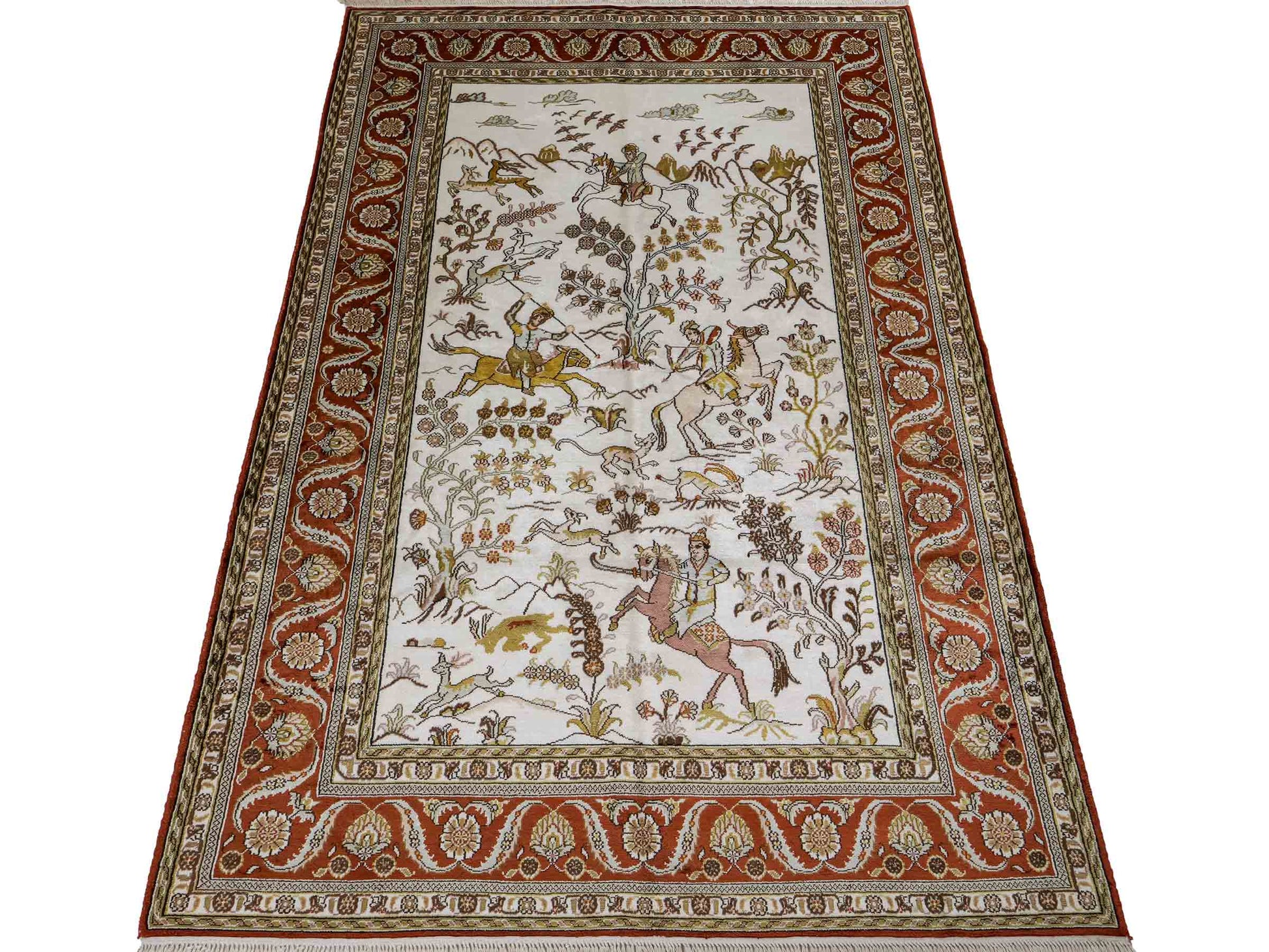Feiner, handgeknüpfter Art Ghom aus Kunstseide. Ursprung China. Größe: 184 x 125 cm. Hauptfarben: Weiß, Creme, Rot. Vertrieb durch JUPITER Intl.