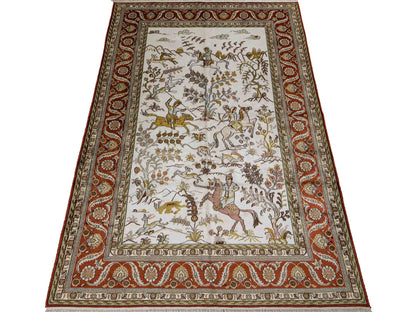Feiner, handgeknüpfter Art Ghom aus Kunstseide. Ursprung China. Größe: 184 x 125 cm. Hauptfarben: Weiß, Creme, Rot. Vertrieb durch JUPITER Intl.