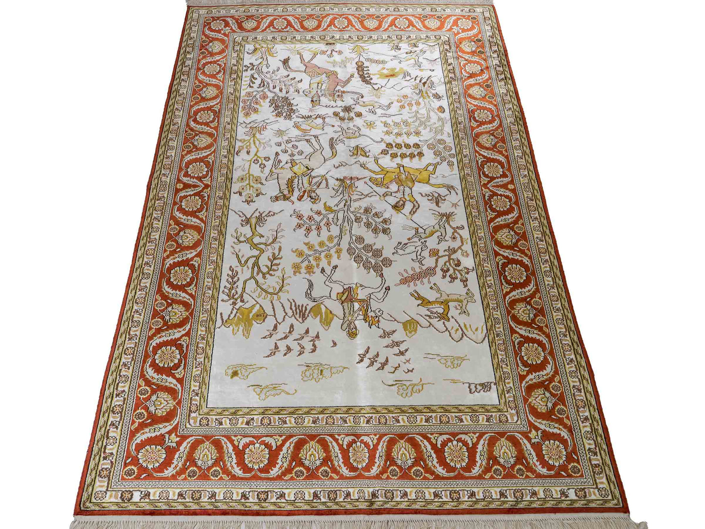 Feiner, handgeknüpfter Art Ghom aus Kunstseide. Ursprung China. Größe: 184 x 125 cm. Hauptfarben: Weiß, Creme, Rot. Vertrieb durch JUPITER Intl.