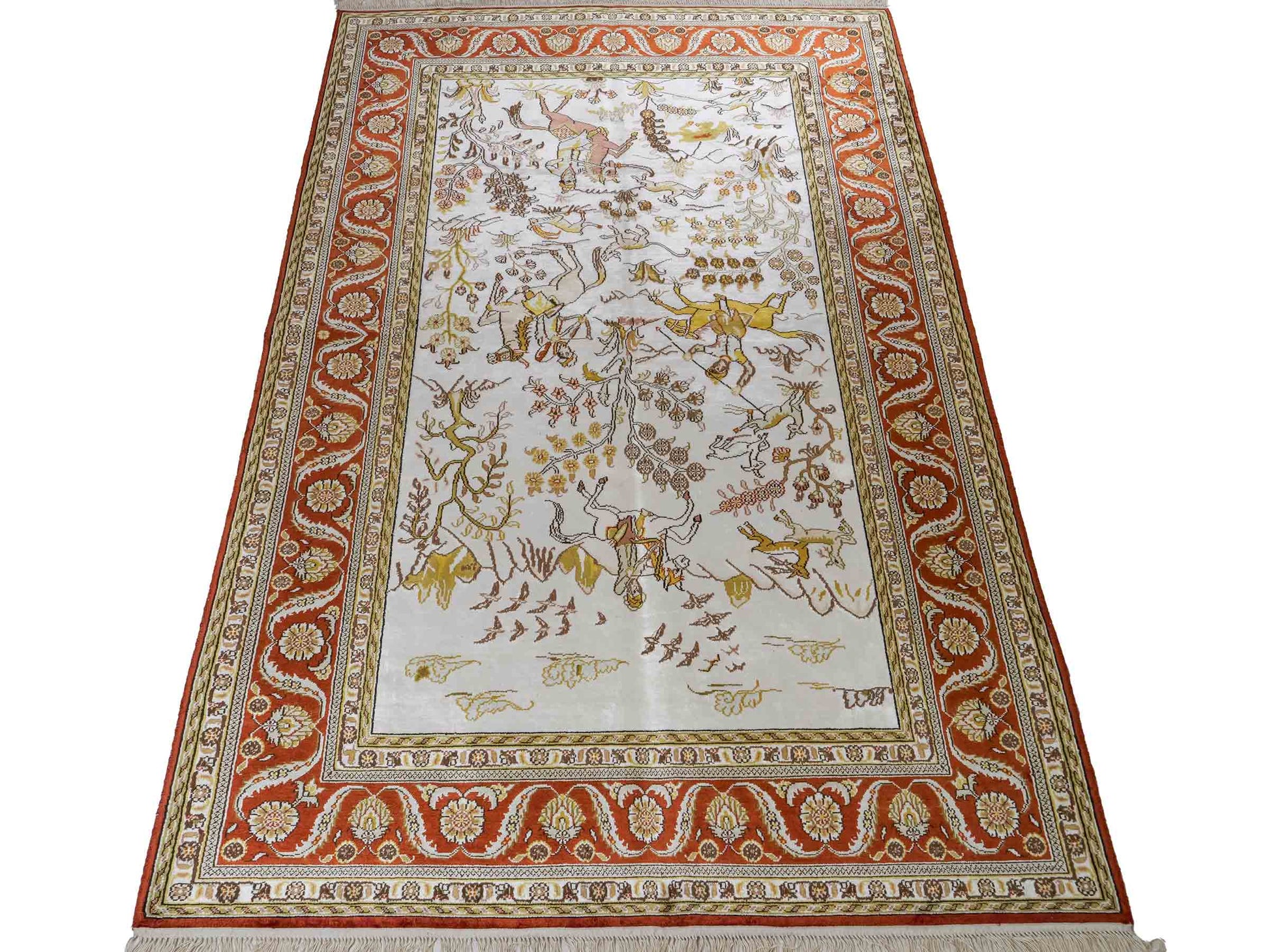 Feiner, handgeknüpfter Art Ghom aus Kunstseide. Ursprung China. Größe: 184 x 125 cm. Hauptfarben: Weiß, Creme, Rot. Vertrieb durch JUPITER Intl.