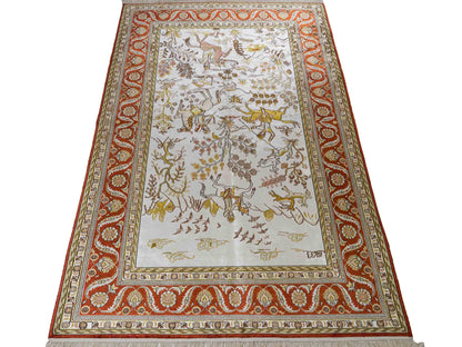 Feiner, handgeknüpfter Art Ghom aus Kunstseide. Ursprung China. Größe: 184 x 125 cm. Hauptfarben: Weiß, Creme, Rot. Vertrieb durch JUPITER Intl.