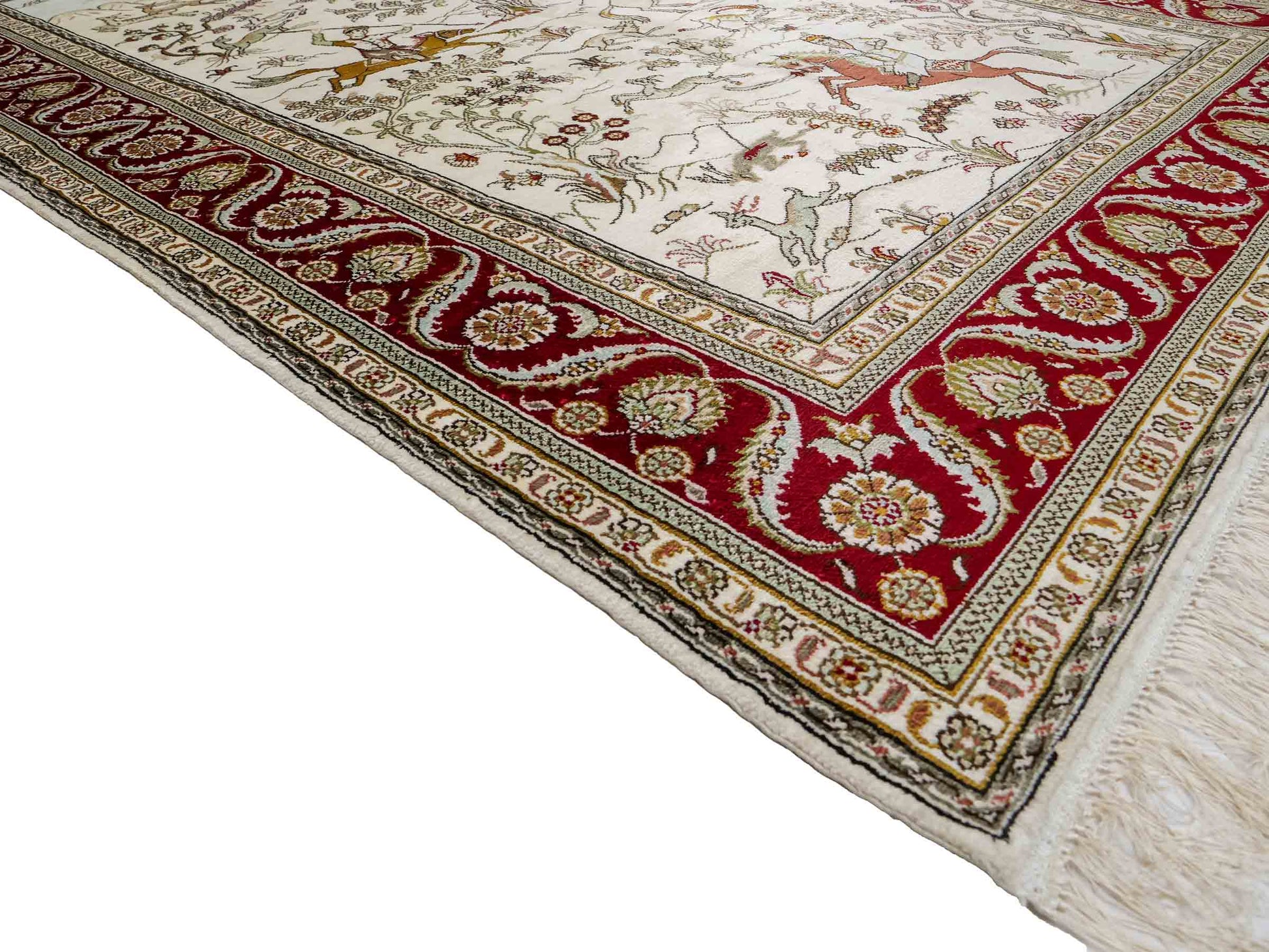 Feiner, handgeknüpfter Art Ghom aus Kunstseide. Ursprung China. Größe: 185 x 122 cm. Hauptfarben: Weiß, Creme, Rot. Vertrieb durch JUPITER Intl.