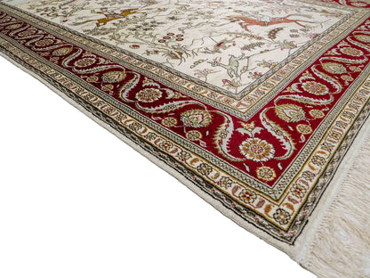 Feiner, handgeknüpfter Art Ghom aus Kunstseide. Ursprung China. Größe: 185 x 122 cm. Hauptfarben: Weiß, Creme, Rot. Vertrieb durch JUPITER Intl.
