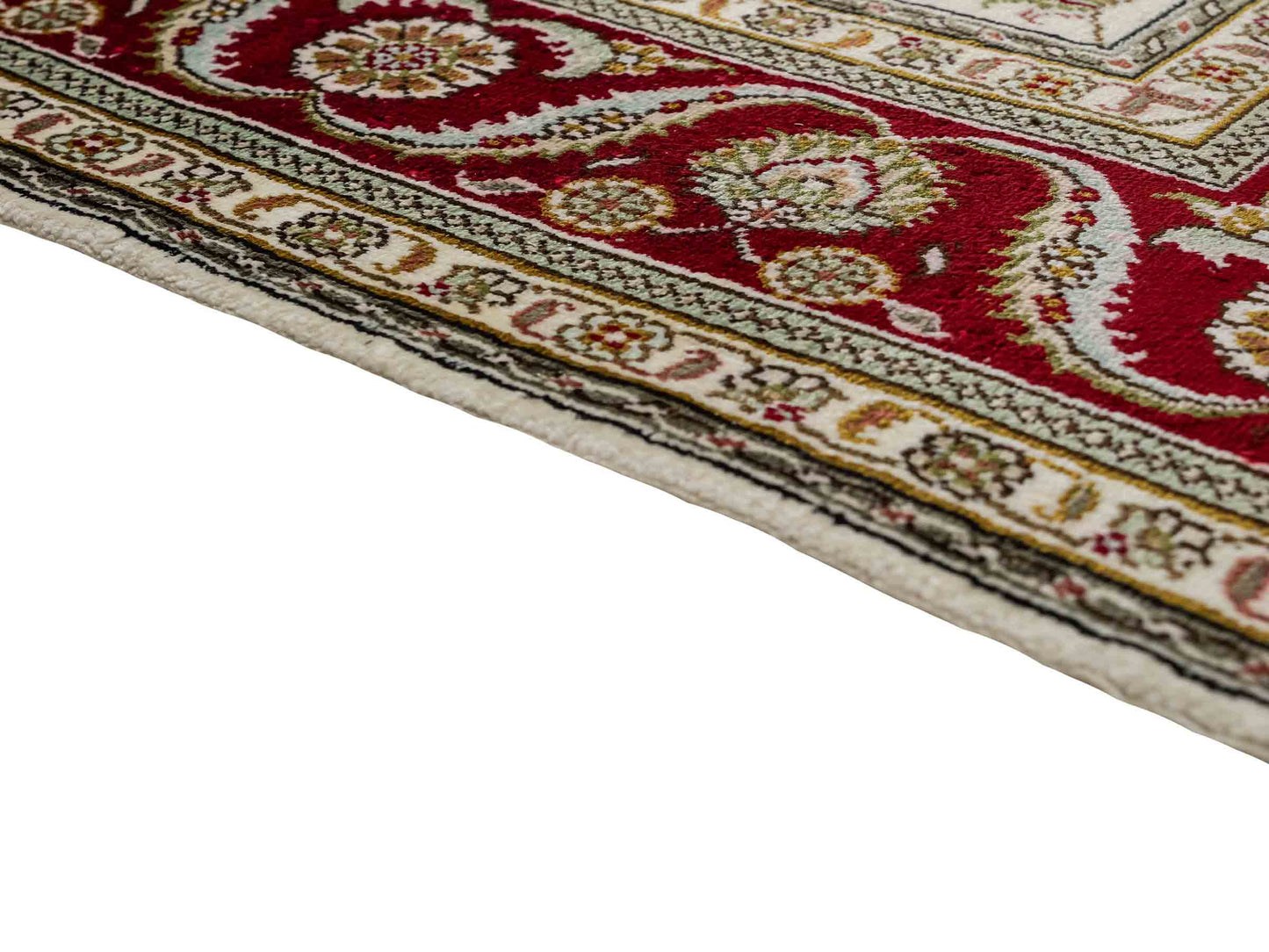 Feiner, handgeknüpfter Art Ghom aus Kunstseide. Ursprung China. Größe: 185 x 122 cm. Hauptfarben: Weiß, Creme, Rot. Vertrieb durch JUPITER Intl.
