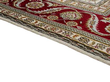 Feiner, handgeknüpfter Art Ghom aus Kunstseide. Ursprung China. Größe: 185 x 122 cm. Hauptfarben: Weiß, Creme, Rot. Vertrieb durch JUPITER Intl.