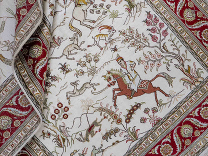 Feiner, handgeknüpfter Art Ghom aus Kunstseide. Ursprung China. Größe: 185 x 122 cm. Hauptfarben: Weiß, Creme, Rot. Vertrieb durch JUPITER Intl.