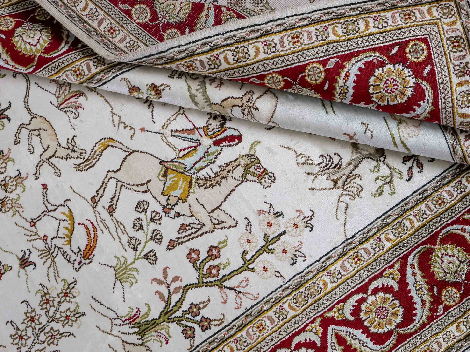 Feiner, handgeknüpfter Art Ghom aus Kunstseide. Ursprung China. Größe: 185 x 122 cm. Hauptfarben: Weiß, Creme, Rot. Vertrieb durch JUPITER Intl.
