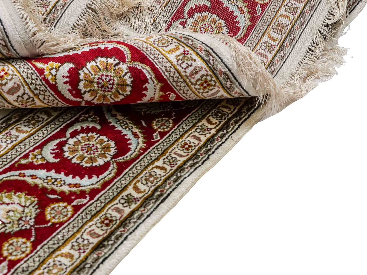 Feiner, handgeknüpfter Art Ghom aus Kunstseide. Ursprung China. Größe: 185 x 122 cm. Hauptfarben: Weiß, Creme, Rot. Vertrieb durch JUPITER Intl.