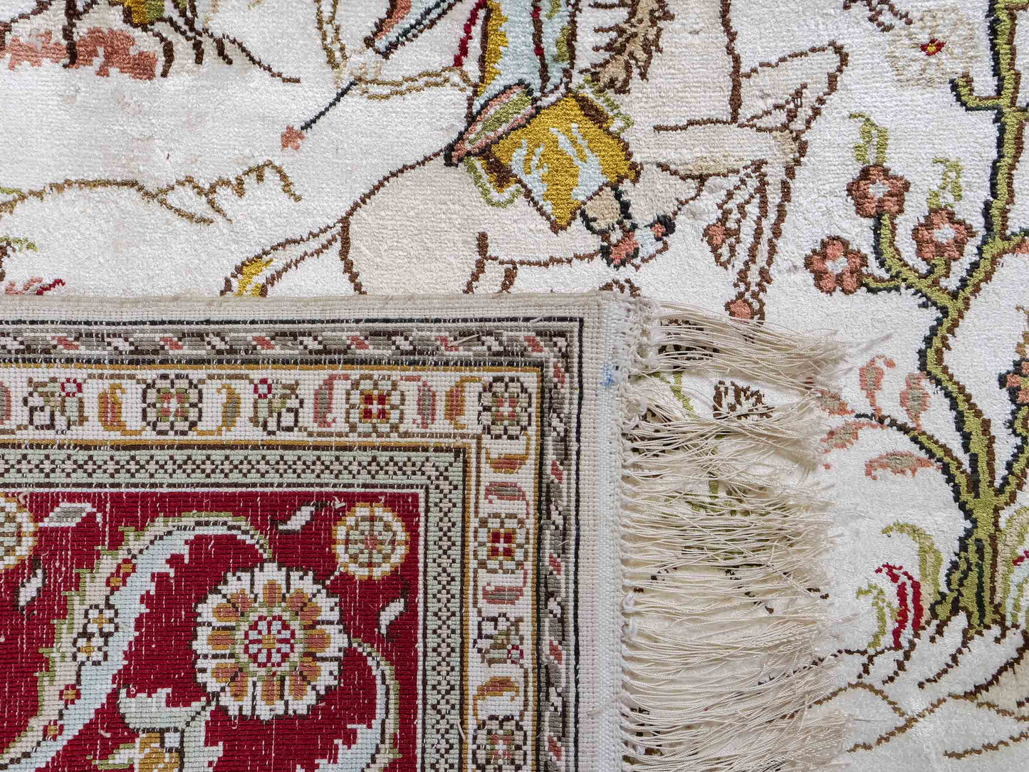 Feiner, handgeknüpfter Art Ghom aus Kunstseide. Ursprung China. Größe: 185 x 122 cm. Hauptfarben: Weiß, Creme, Rot. Vertrieb durch JUPITER Intl.