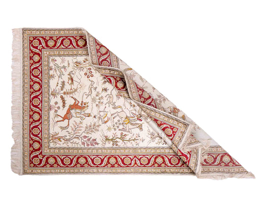 Feiner, handgeknüpfter Art Ghom aus Kunstseide. Ursprung China. Größe: 185 x 122 cm. Hauptfarben: Weiß, Creme, Rot. Vertrieb durch JUPITER Intl.