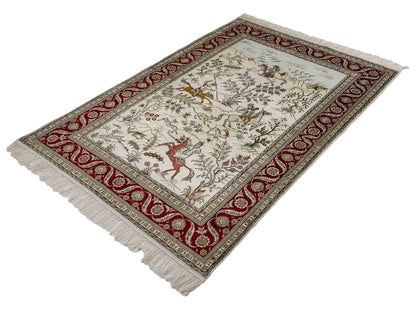 Feiner, handgeknüpfter Art Ghom aus Kunstseide. Ursprung China. Größe: 185 x 122 cm. Hauptfarben: Weiß, Creme, Rot. Vertrieb durch JUPITER Intl.