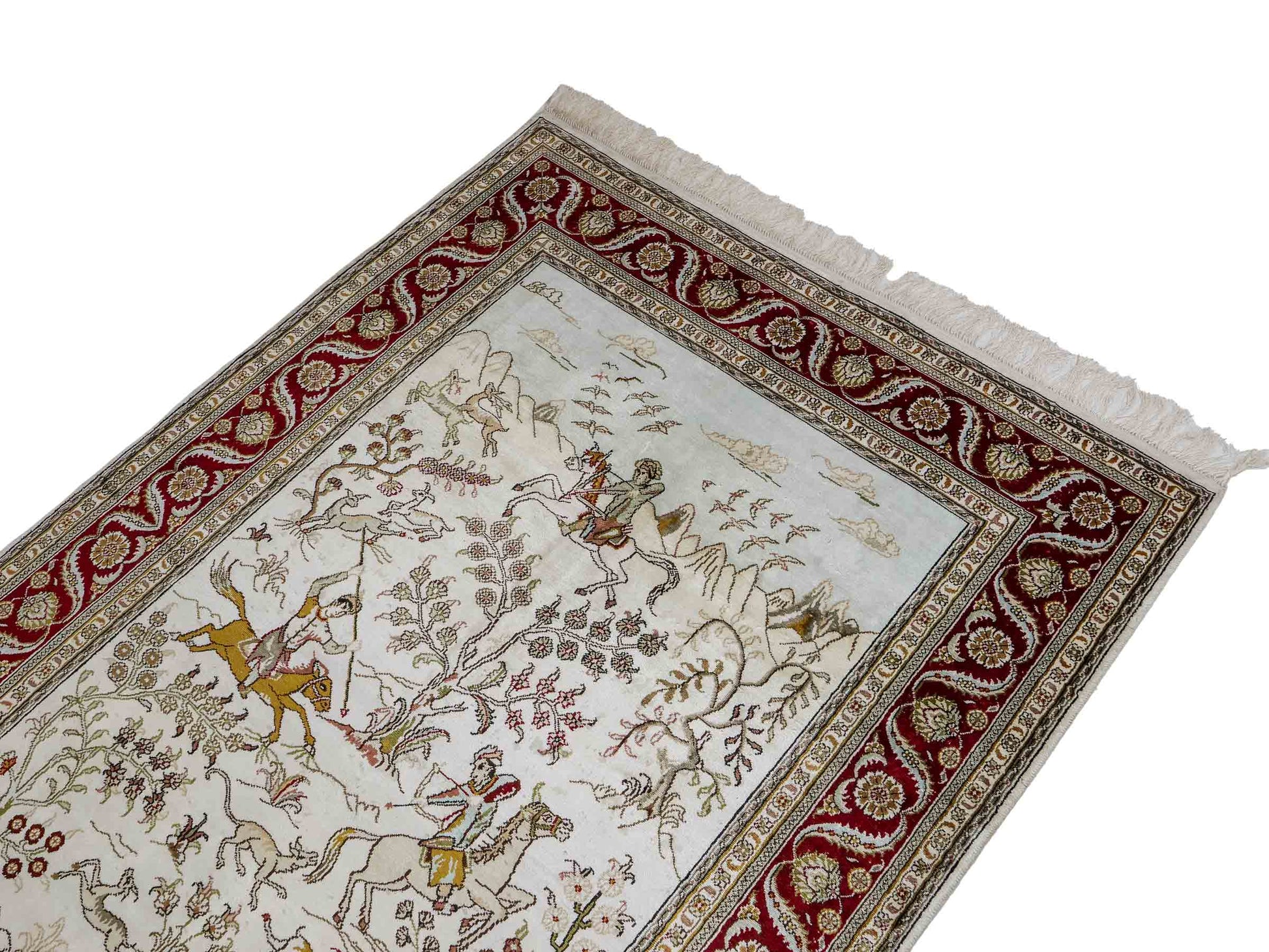 Feiner, handgeknüpfter Art Ghom aus Kunstseide. Ursprung China. Größe: 185 x 122 cm. Hauptfarben: Weiß, Creme, Rot. Vertrieb durch JUPITER Intl.
