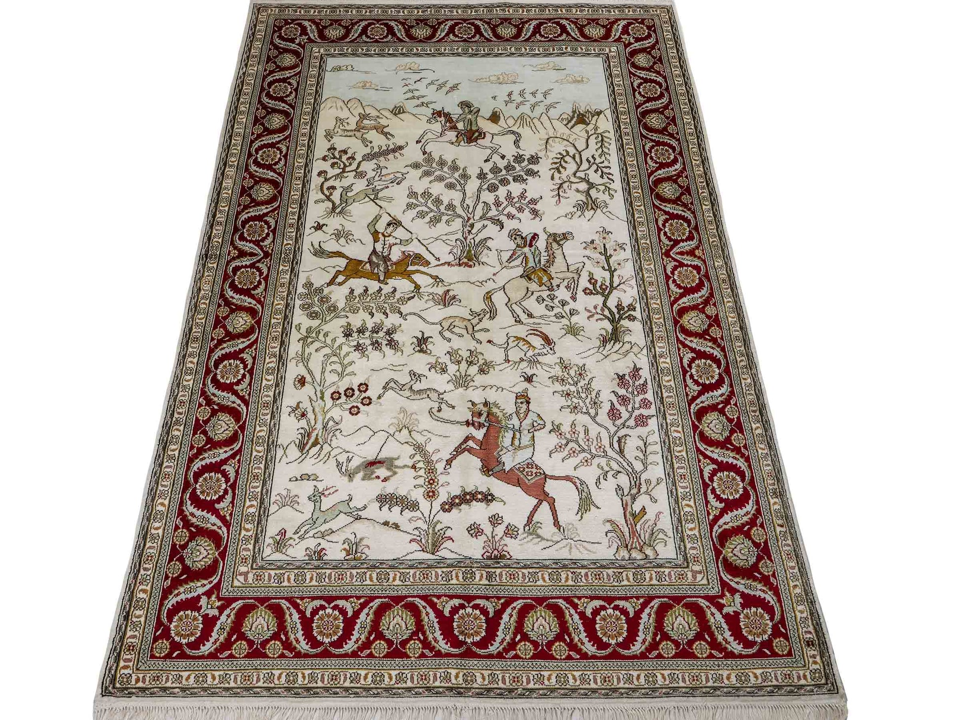 Feiner, handgeknüpfter Art Ghom aus Kunstseide. Ursprung China. Größe: 185 x 122 cm. Hauptfarben: Weiß, Creme, Rot. Vertrieb durch JUPITER Intl.