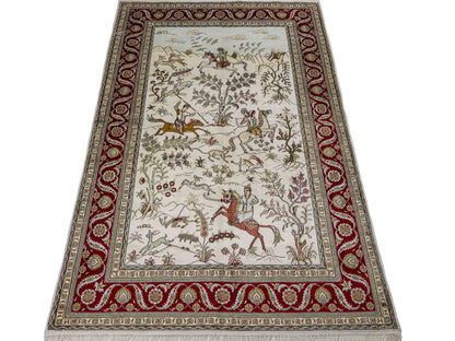 Feiner, handgeknüpfter Art Ghom aus Kunstseide. Ursprung China. Größe: 185 x 122 cm. Hauptfarben: Weiß, Creme, Rot. Vertrieb durch JUPITER Intl.